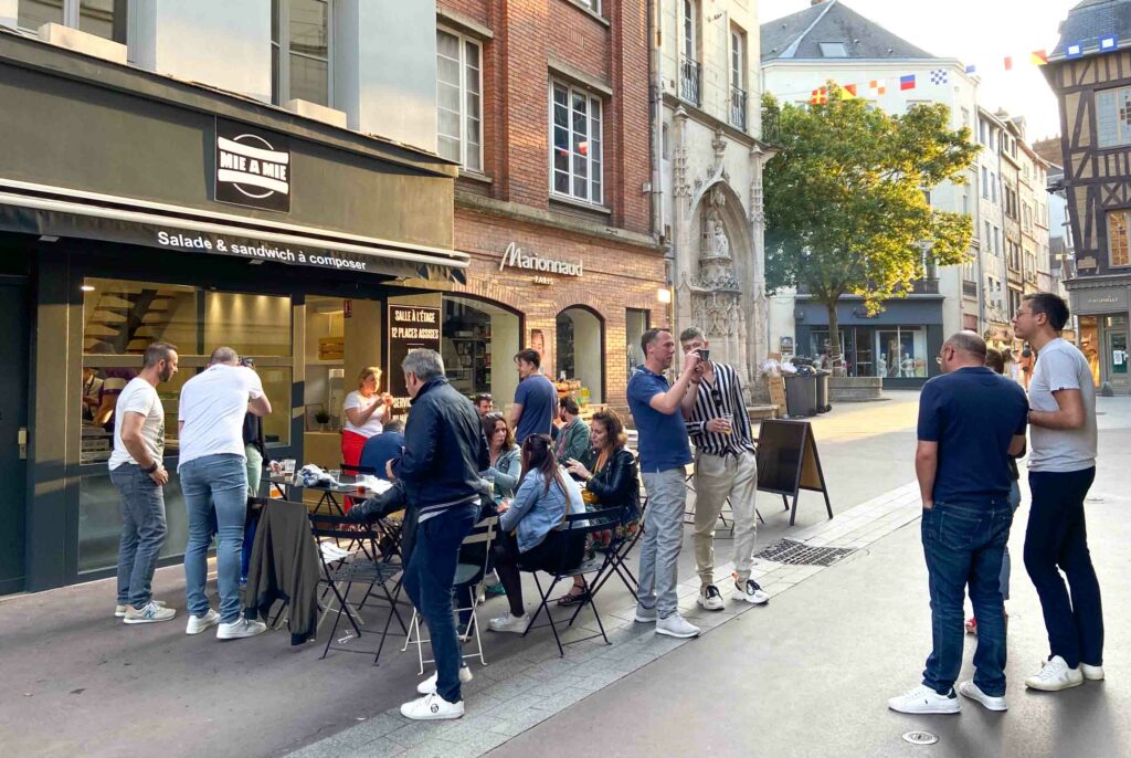 L'équipe Mie à Mie en plein service derrière le comptoir
